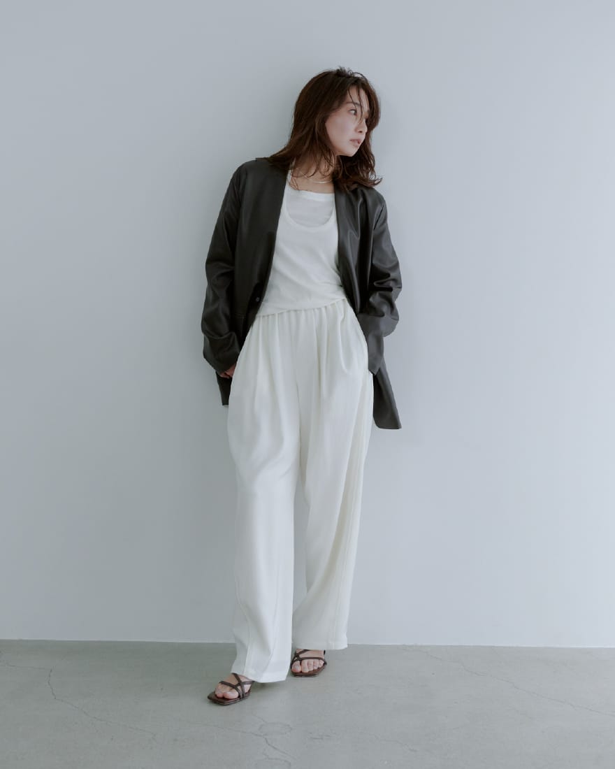 Outer Tops Pants Shoesを着用したモデル