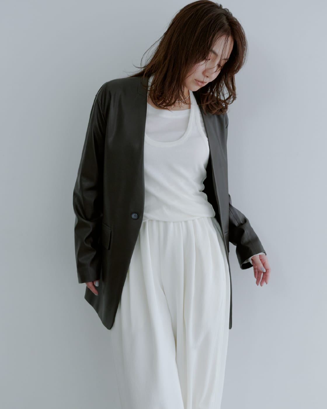 Outer Tops Pants Shoesを着用したモデル