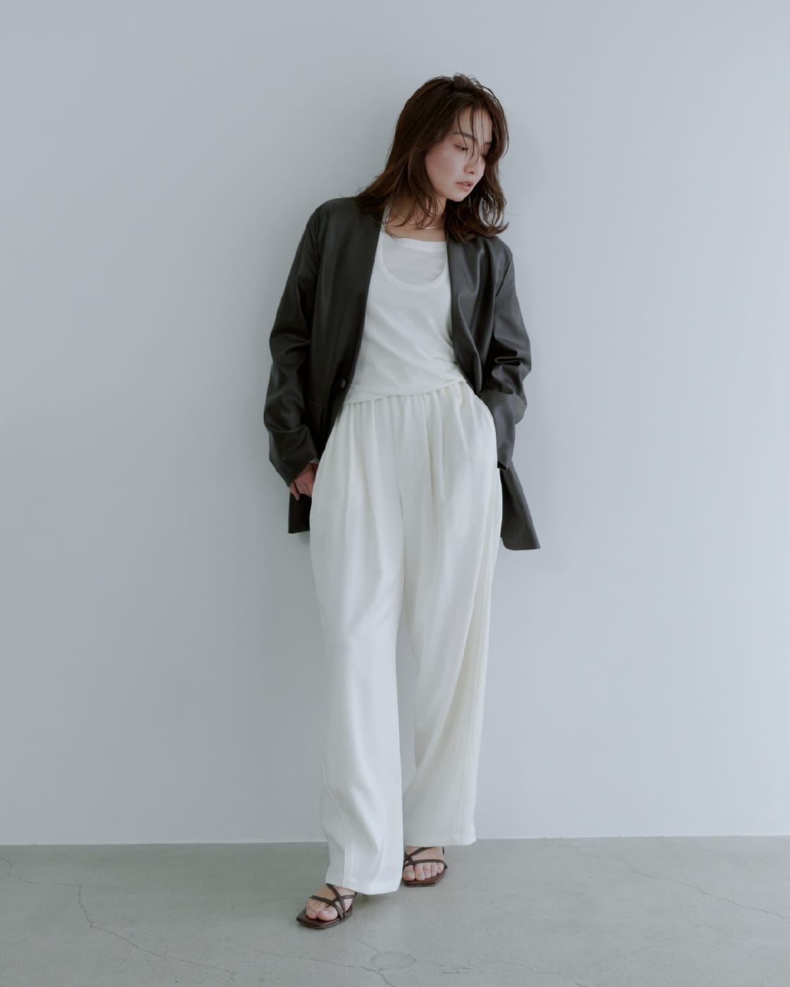 Outer Tops Pants Shoesを着用したモデル