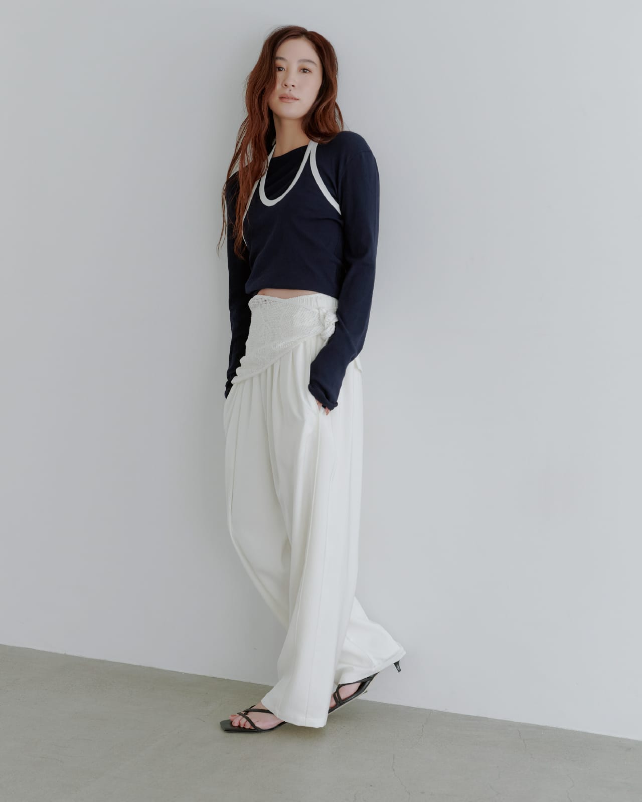 Tops Pants Shoes Scarfを着用したモデル