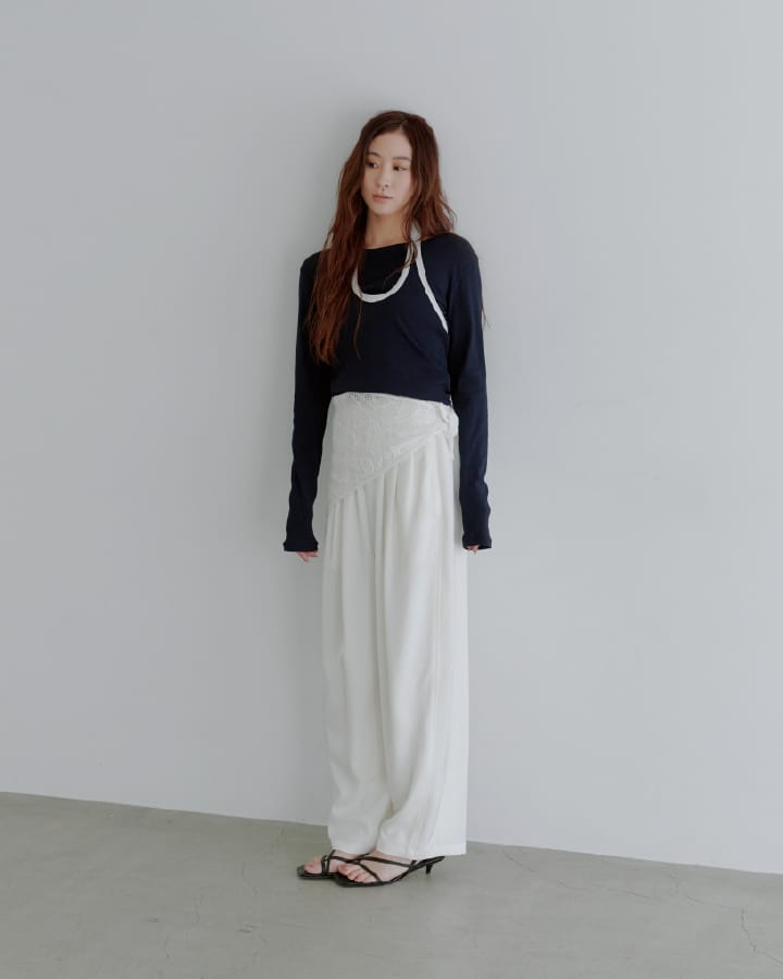 Tops Pants Shoes Scarfを着用したモデル