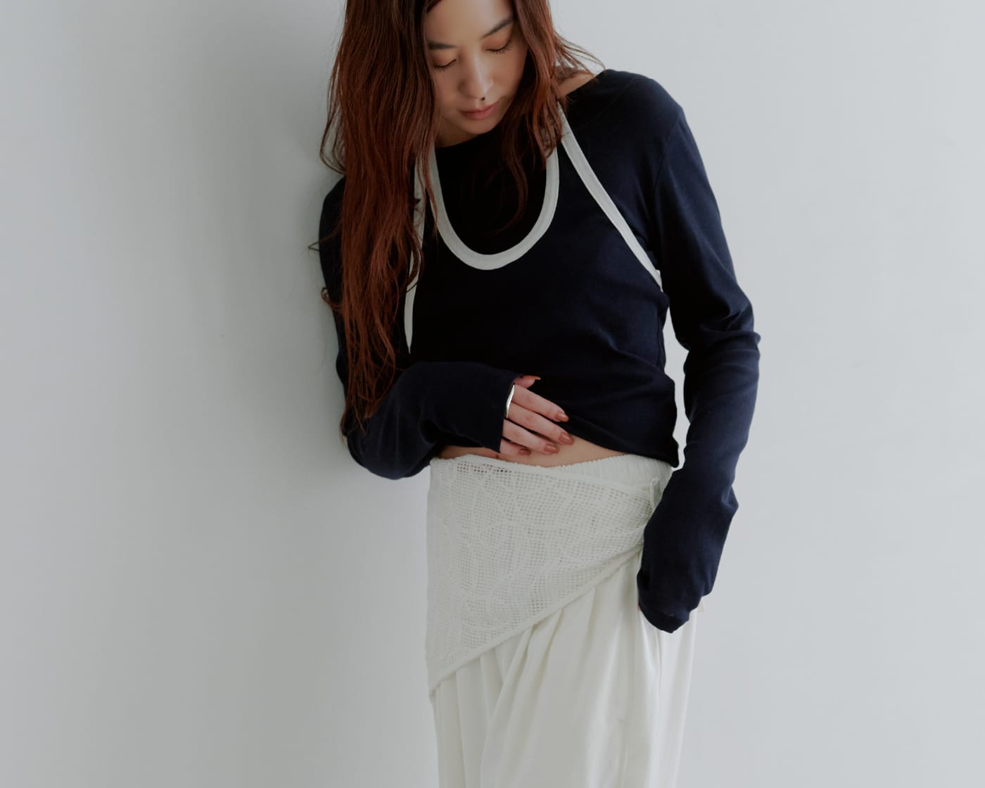 Tops Pants Shoes Scarfを着用したモデル