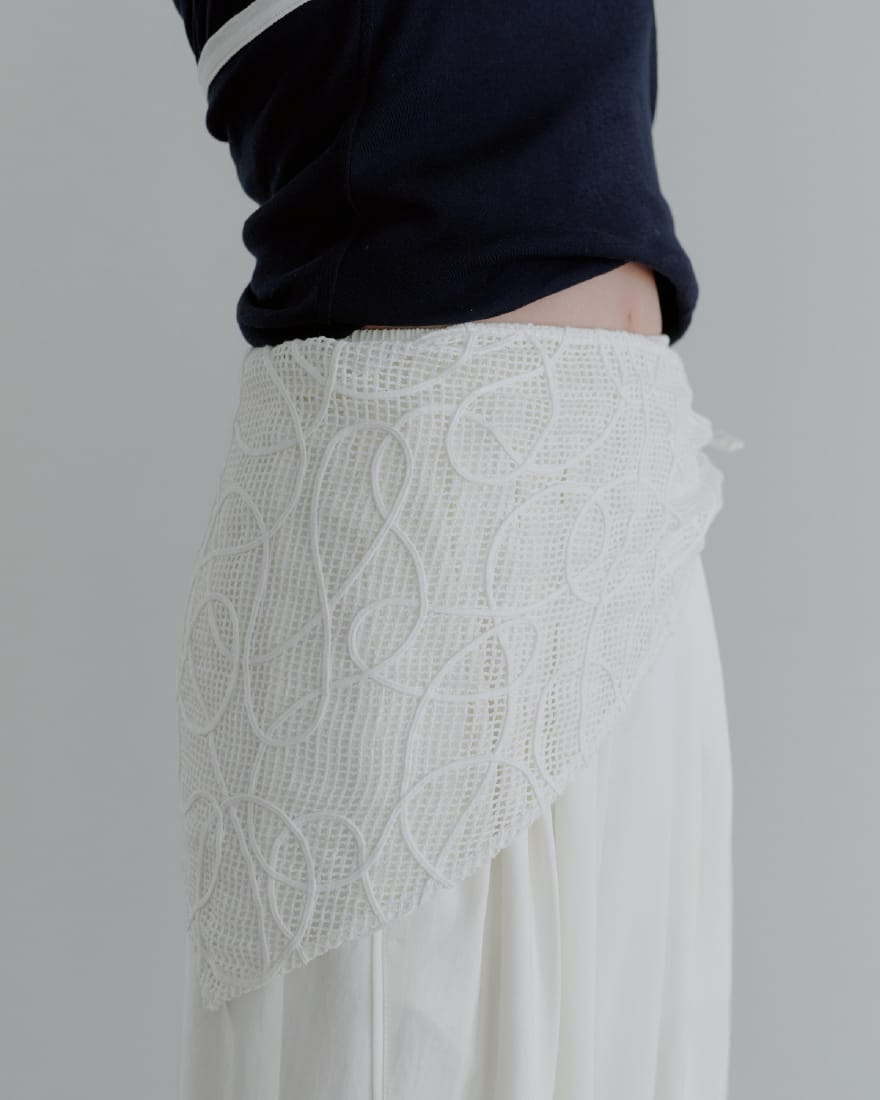 Tops Pants Shoes Scarfを着用したモデル