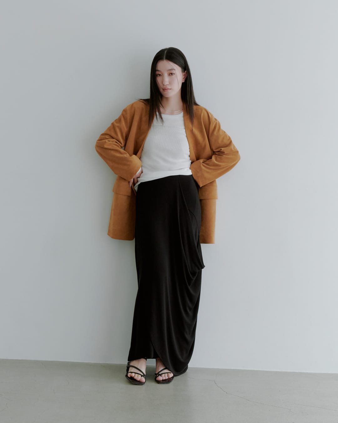 Outer Tops Skirt Shoesを着用したモデル