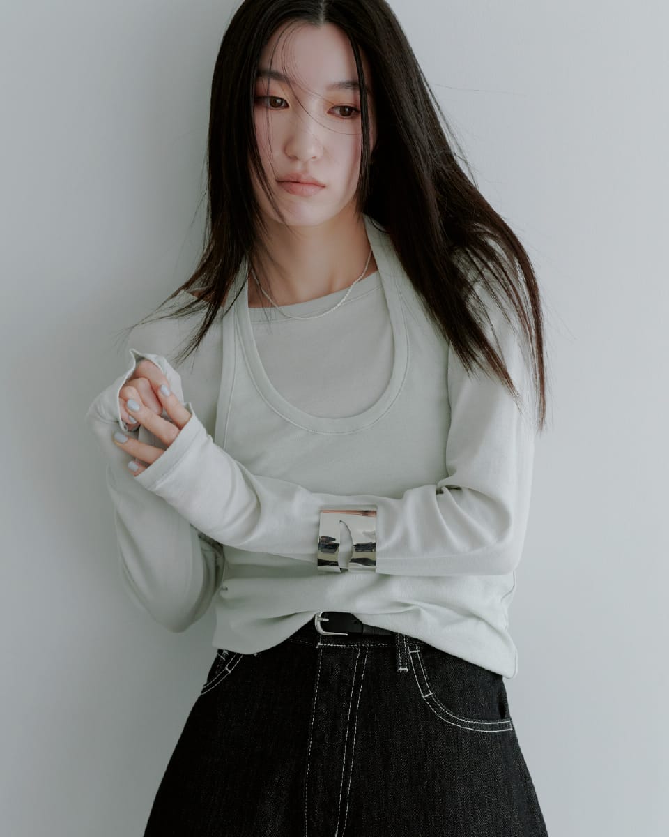 Outer Tops Skirt Shoesを着用したモデル