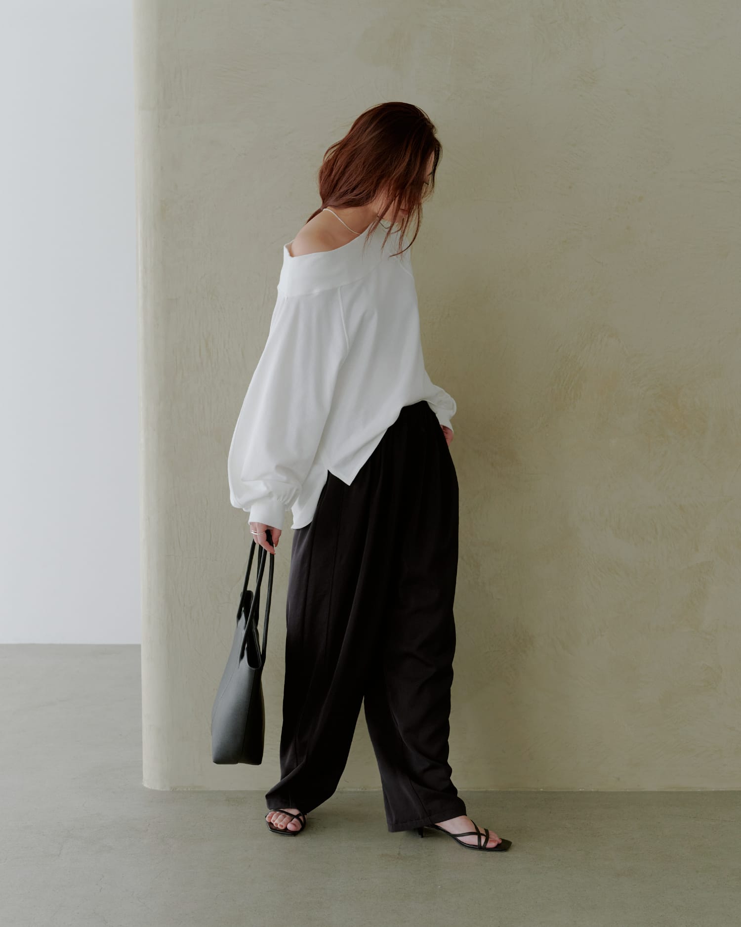 Tops Pants Shoes Bagを着用したモデル
