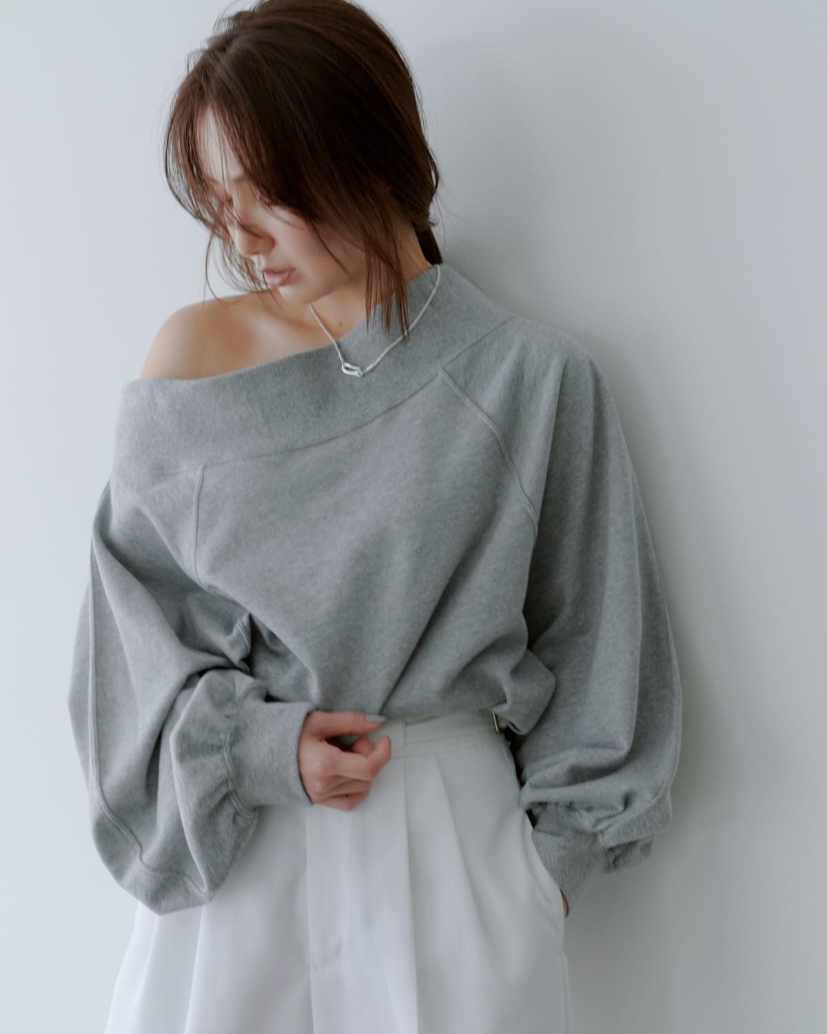 Tops Pants Accessoryを着用したモデル