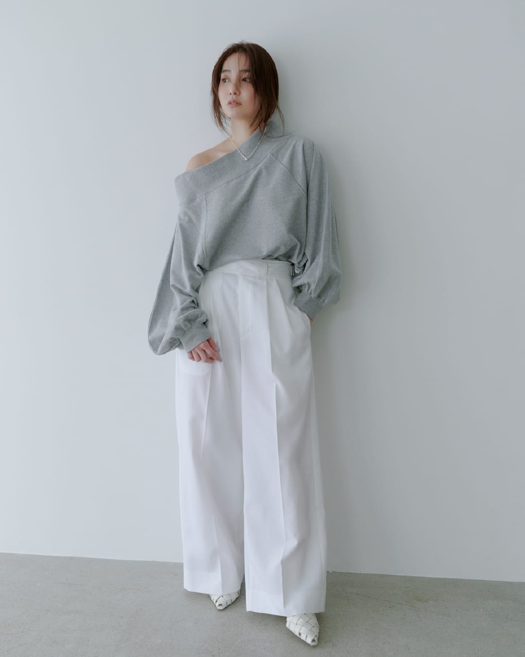 Tops Pants Accessoryを着用したモデル