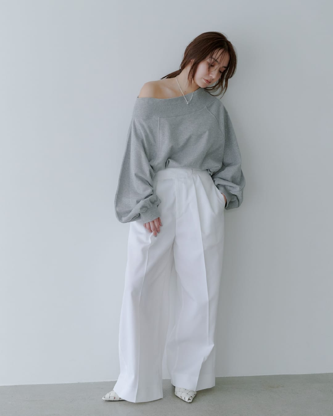 Tops Pants Accessoryを着用したモデル