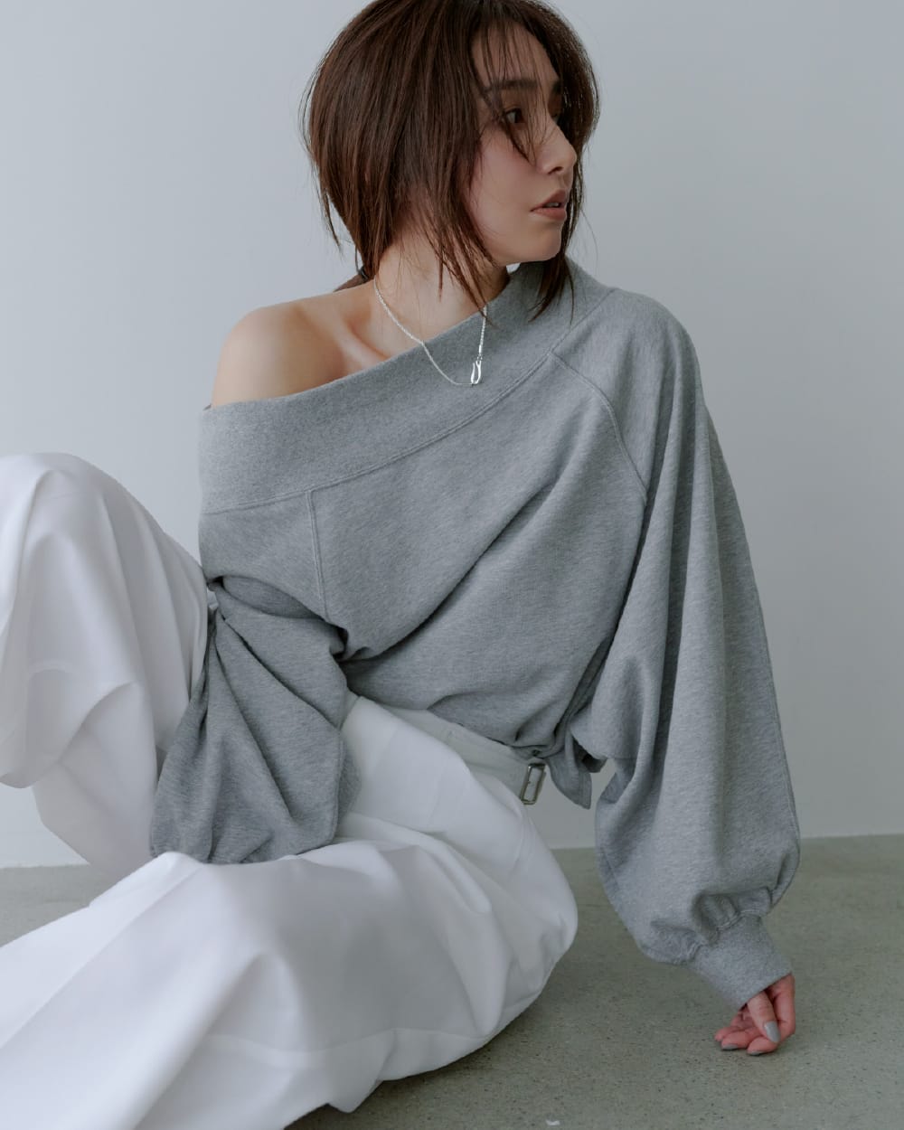 Tops Pants Accessoryを着用したモデル