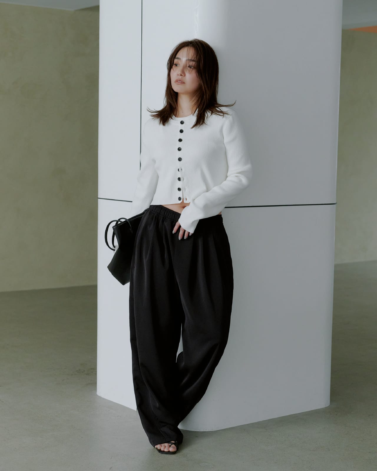 Knit tops Pants Shoes Bagを着用したモデル