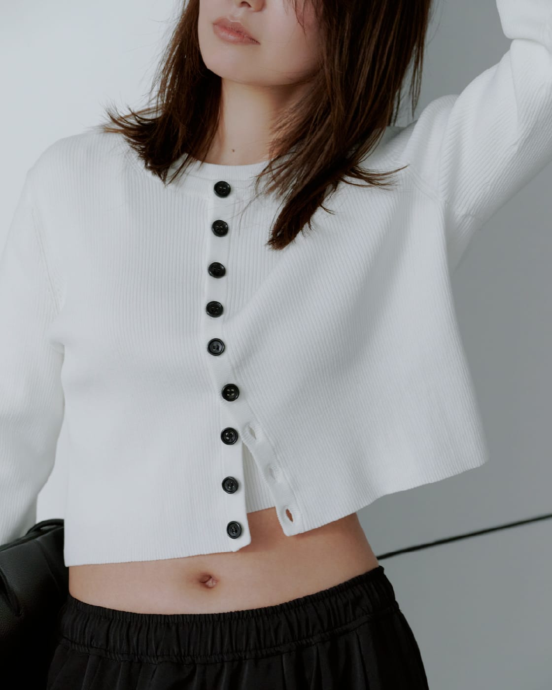 Knit tops Pants Shoes Bagを着用したモデル