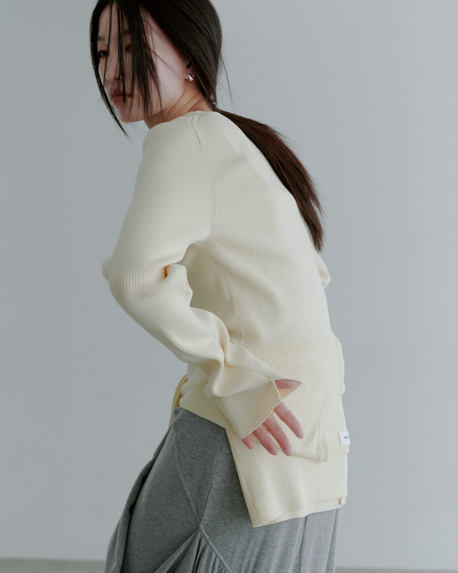 Knit tops Skirt Shoesを着用したモデル