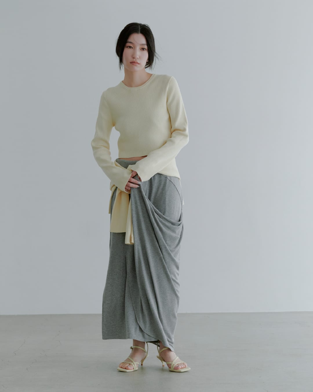 Knit tops Skirt Shoesを着用したモデル