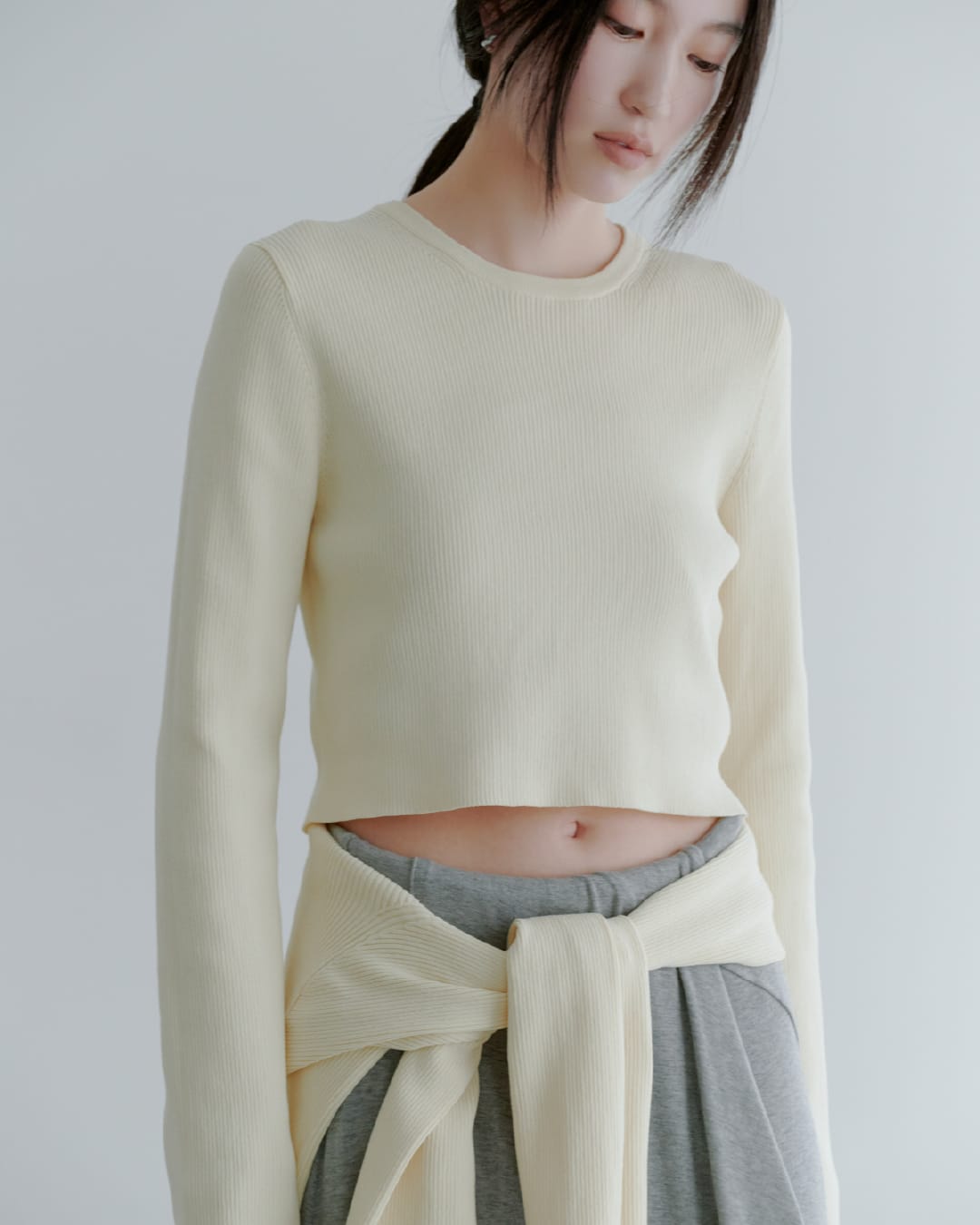 Knit tops Skirt Shoesを着用したモデル