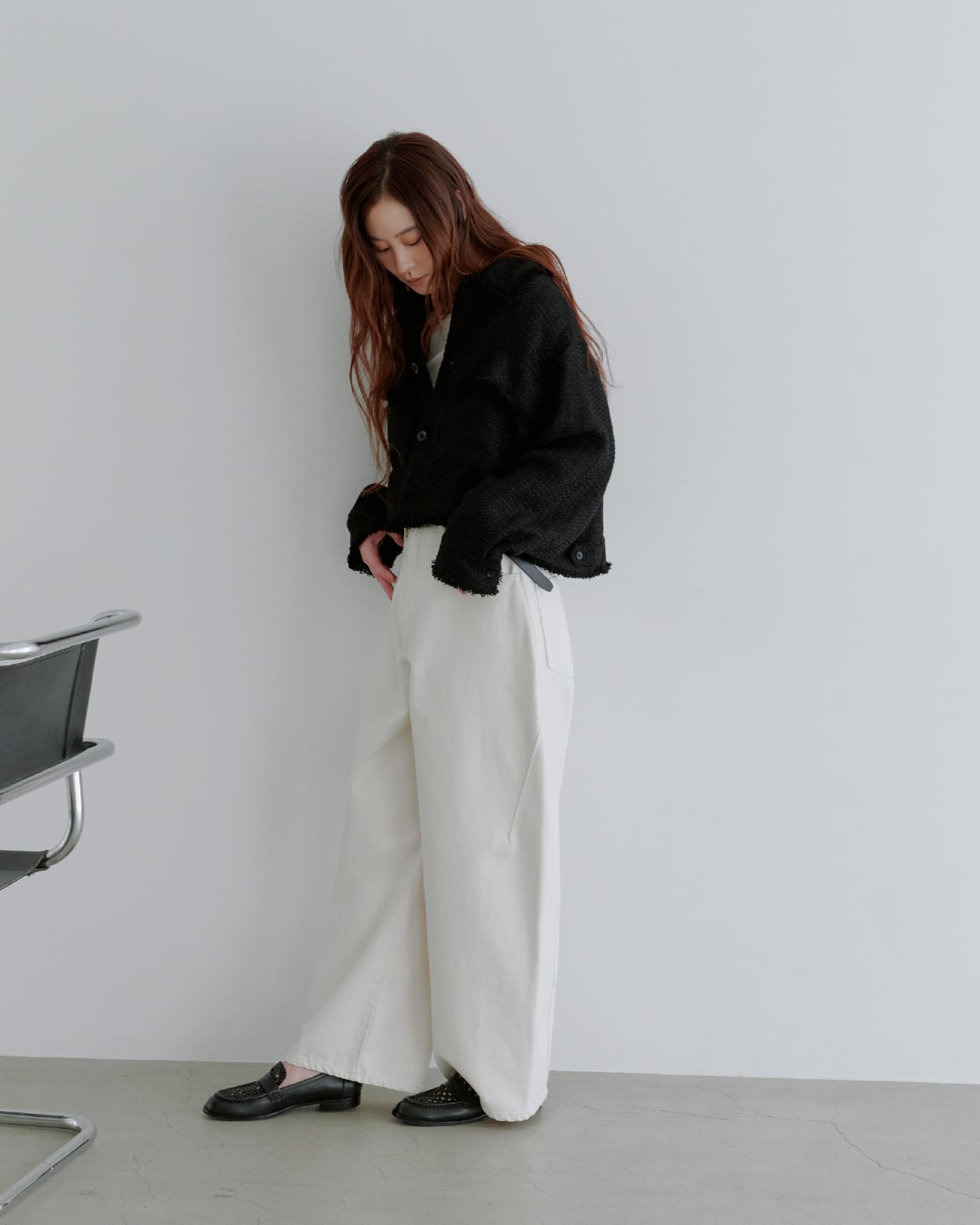 Outer Tops Pants Belt Shoesを着用したモデル