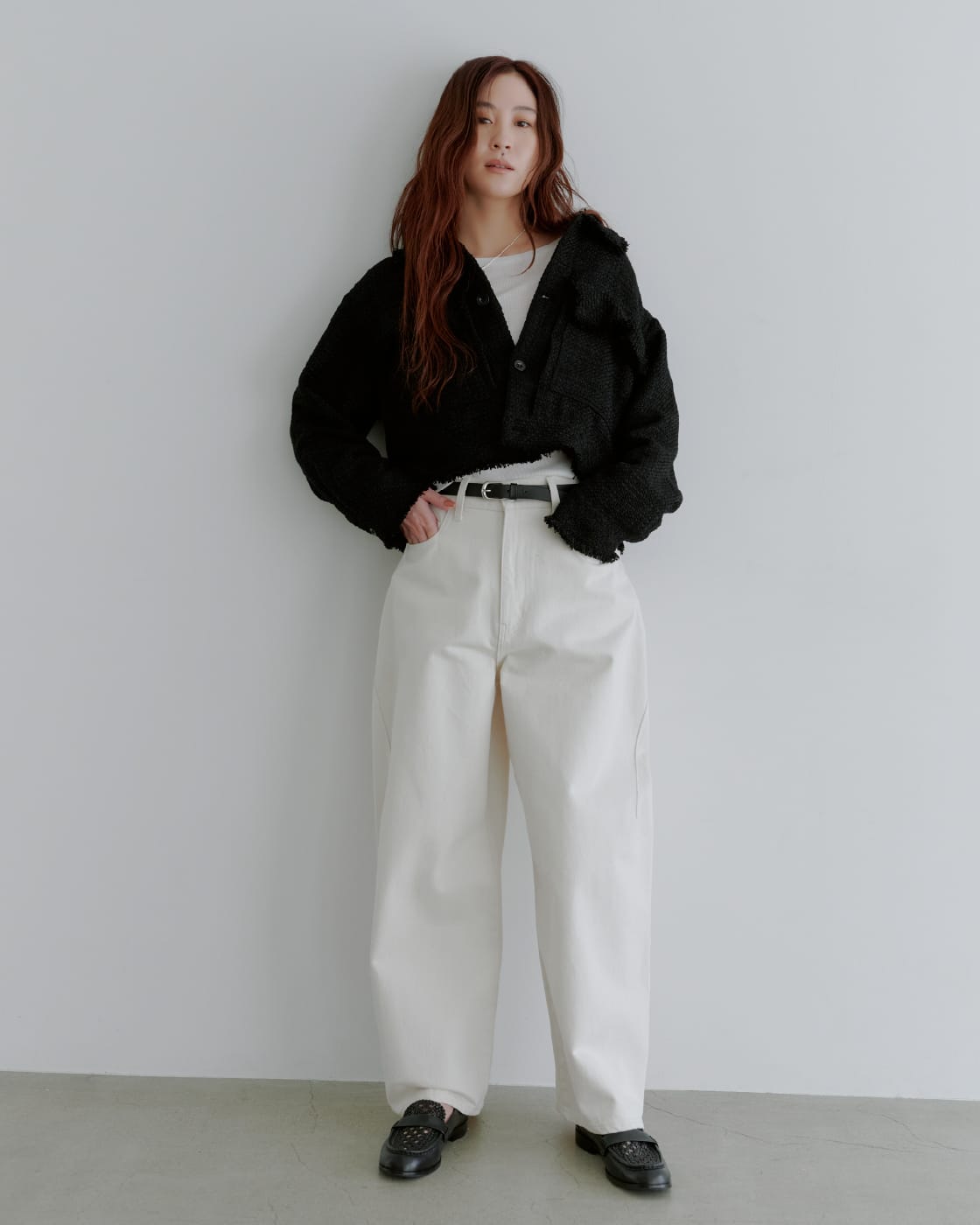 Outer Tops Pants Belt Shoesを着用したモデル