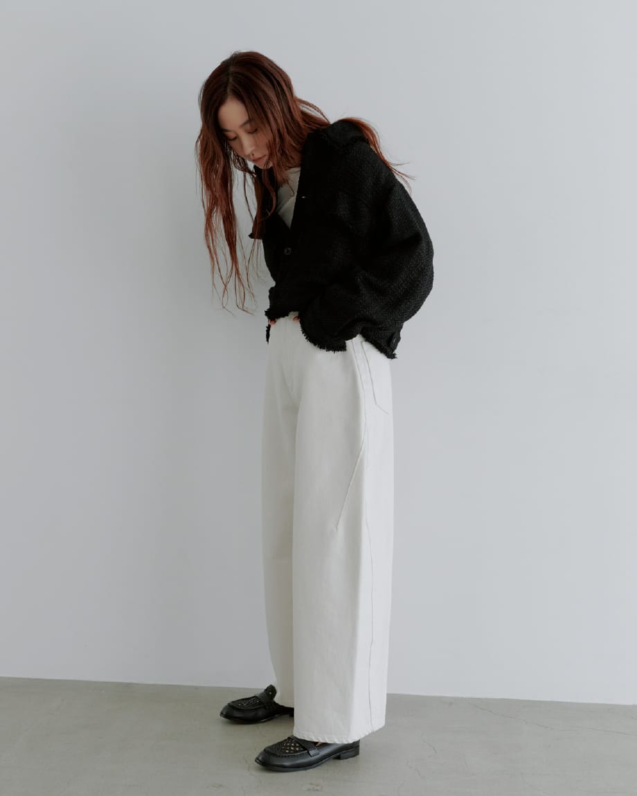Outer Tops Pants Belt Shoesを着用したモデル