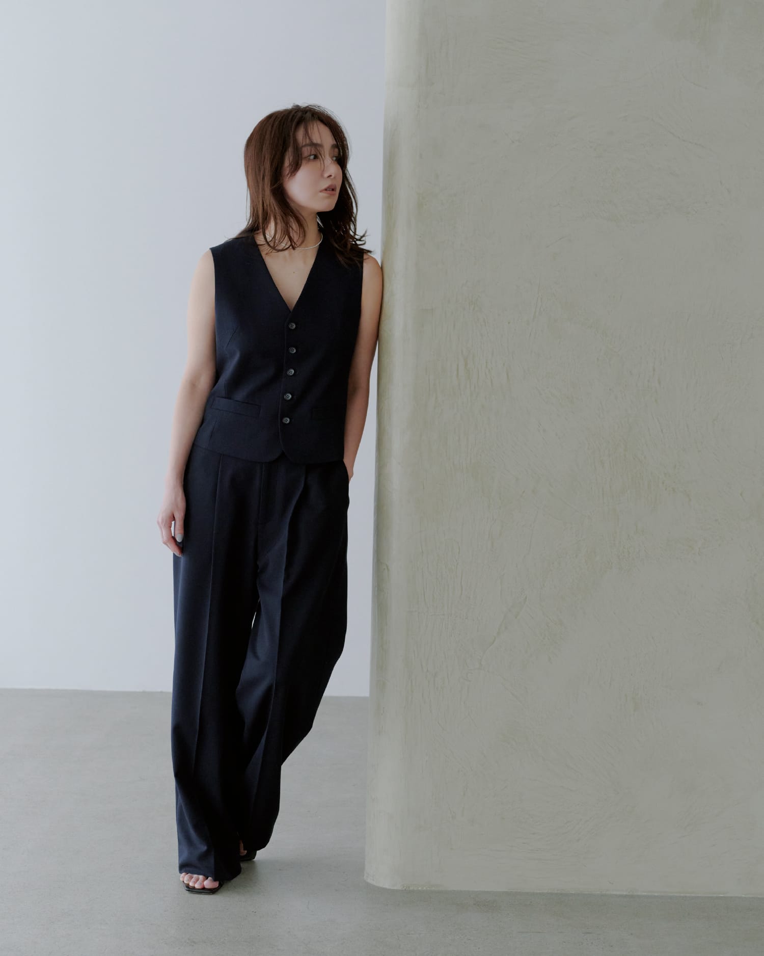 Tops Pants Shoesを着用したモデル