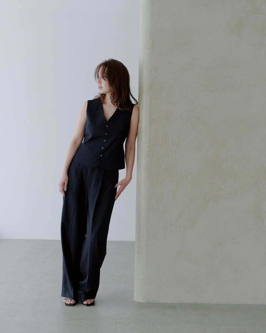 Tops Pants Shoesを着用したモデル