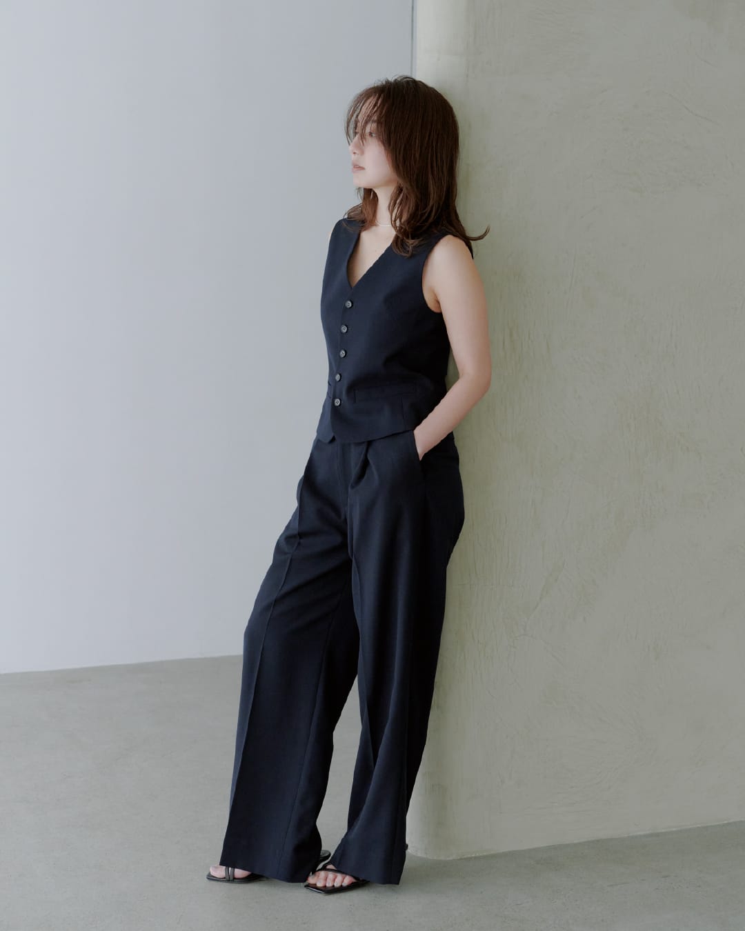 Tops Pants Shoesを着用したモデル