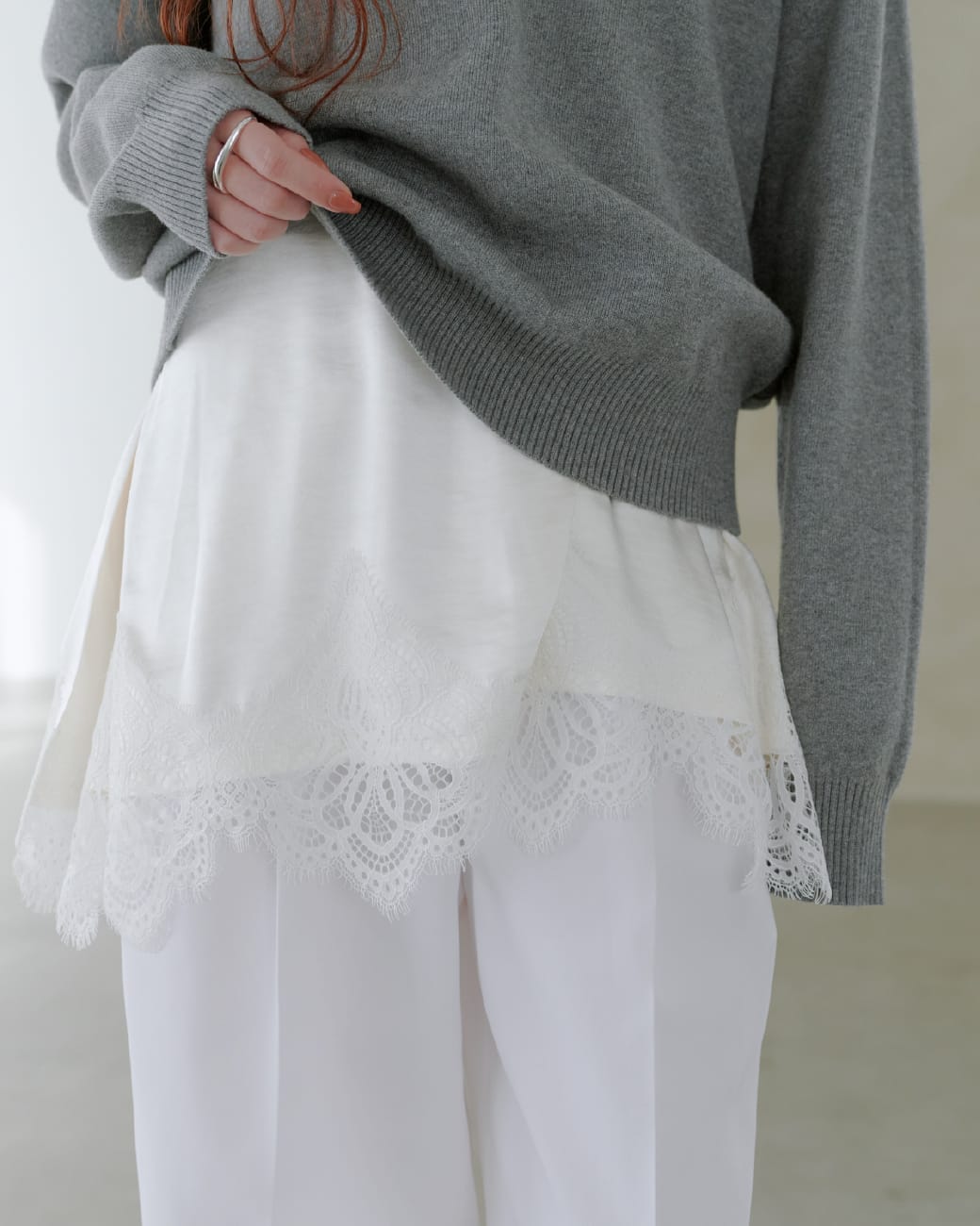 Tops Pants Shoesを着用したモデル