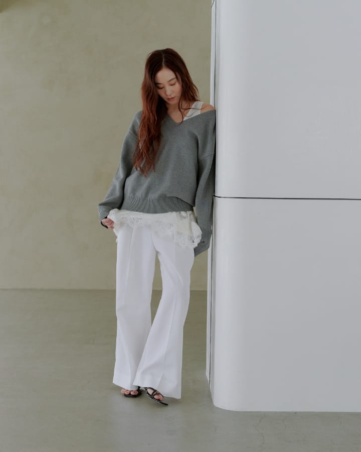 Tops Pants Shoesを着用したモデル