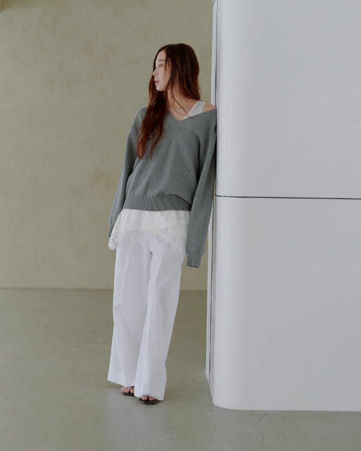 Tops Pants Shoesを着用したモデル