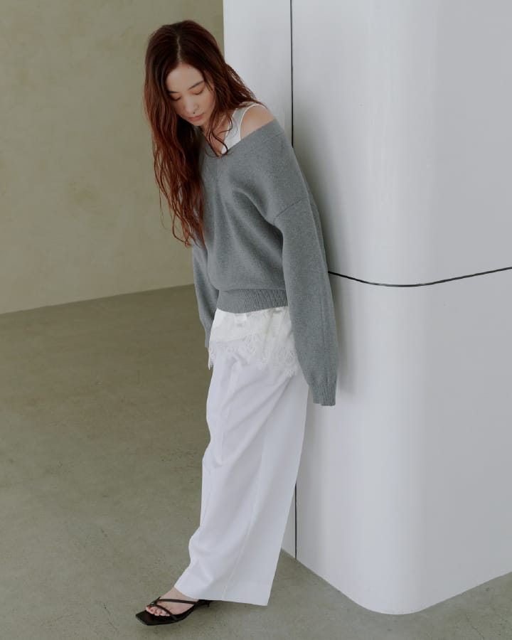 Tops Pants Shoesを着用したモデル