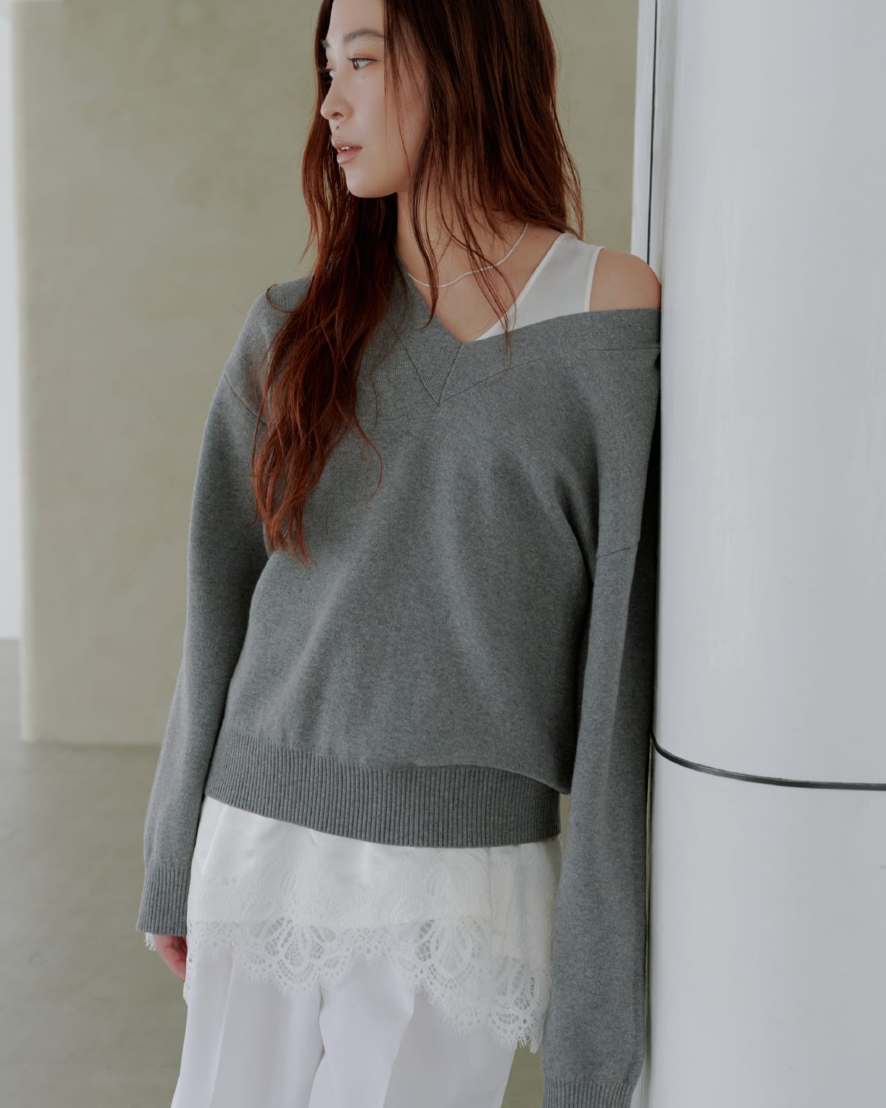 Tops Pants Shoesを着用したモデル