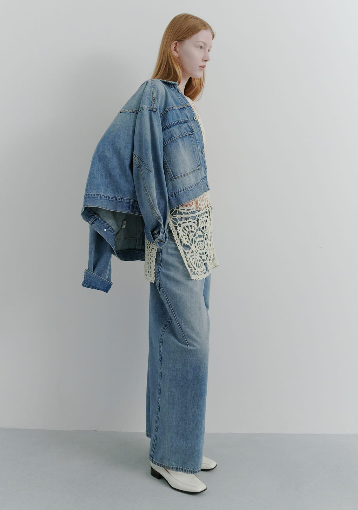 ミドルカットデニムジャケット&かぎ針レースキャミ&ハイフォルムコクーンデニム&コード刺繍スカーフを着用した女性