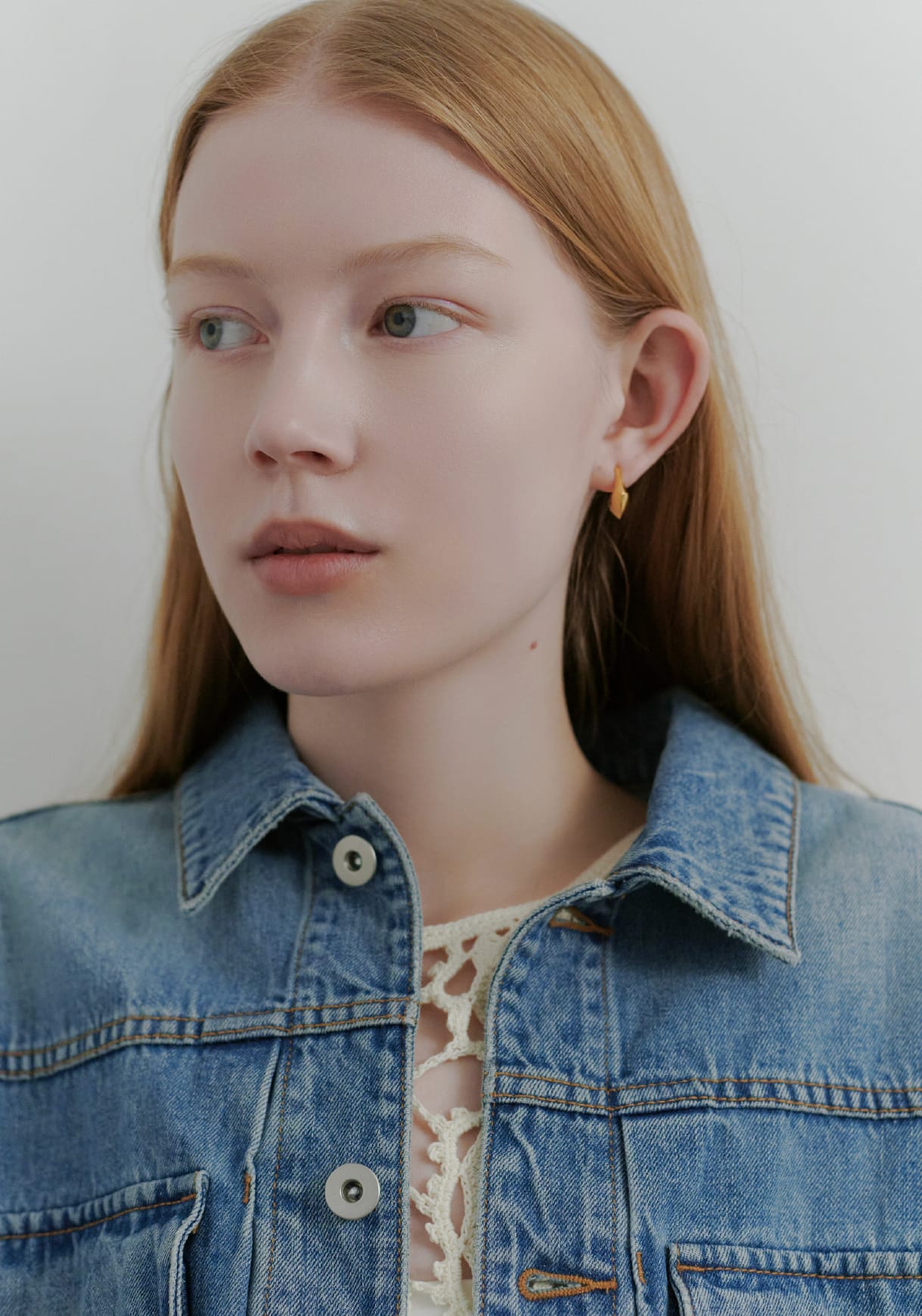 ミドルカットデニムジャケット&かぎ針レースキャミ&ハイフォルムコクーンデニム&コード刺繍スカーフを着用した女性