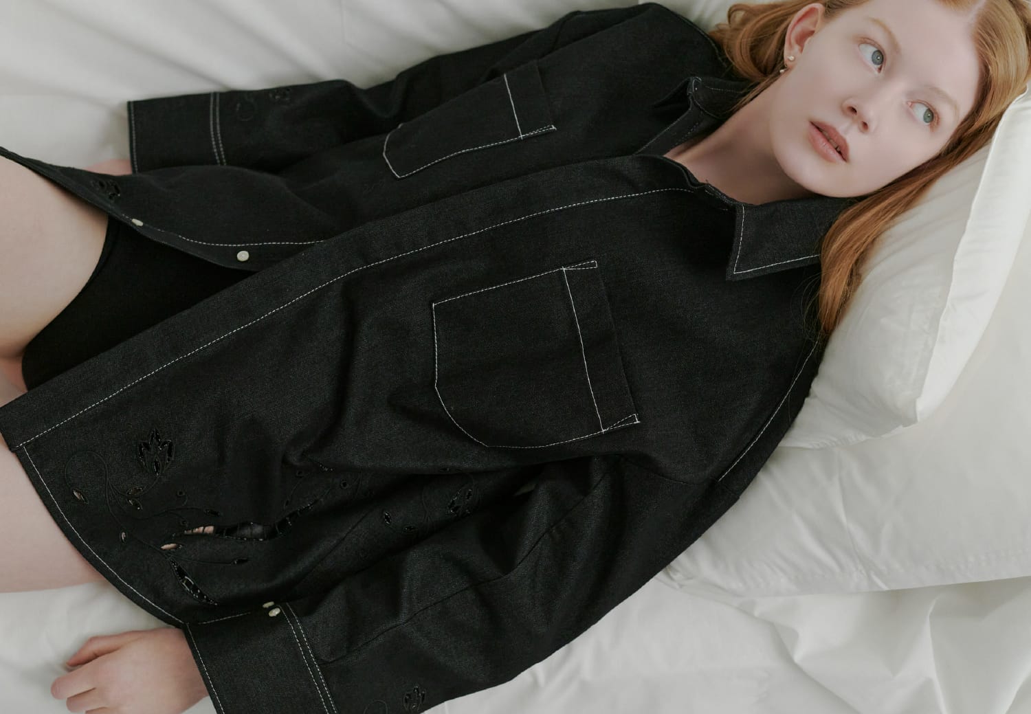 エンブロイダリーシャツを着用した女性