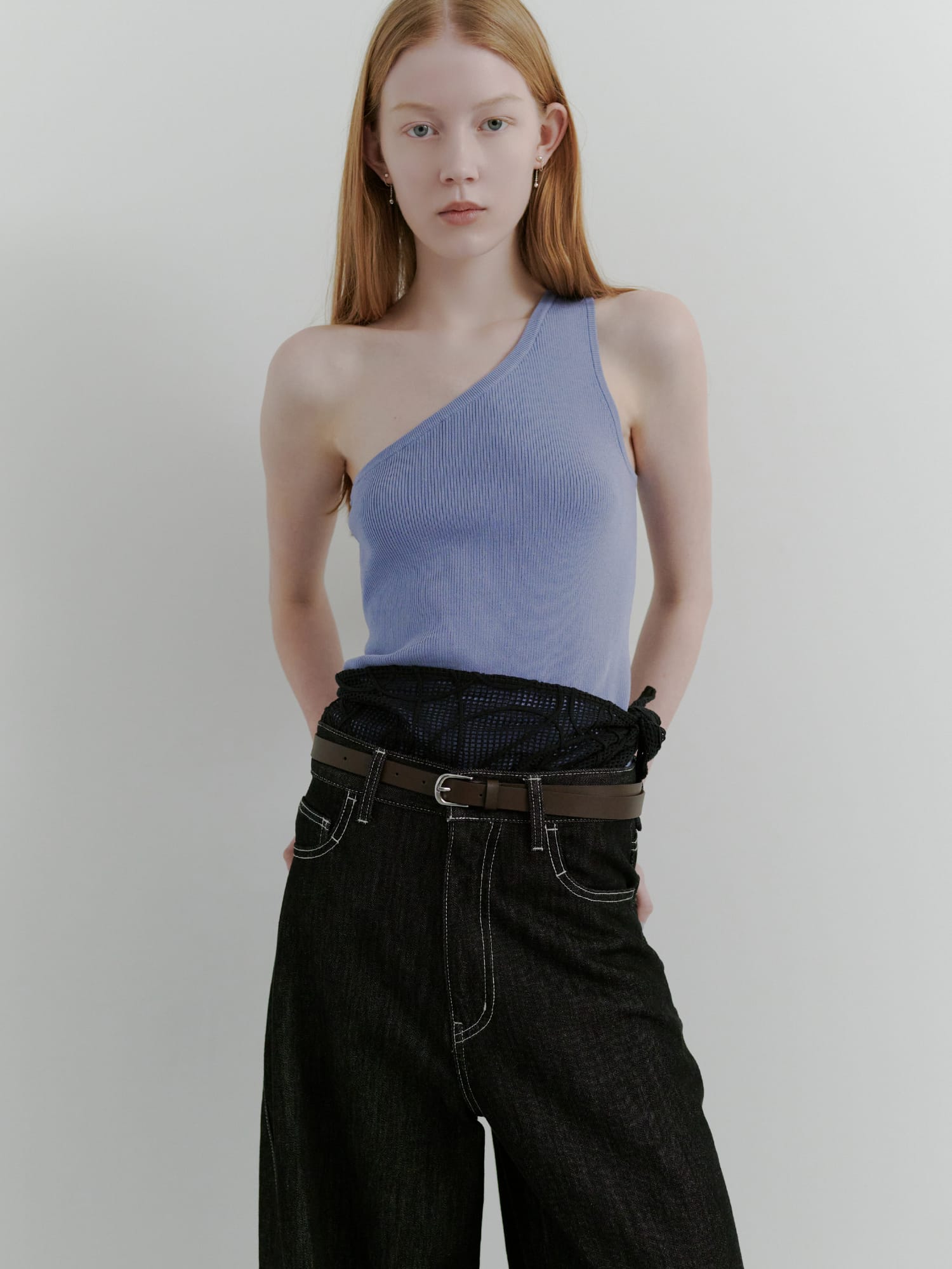 シルク混ワンショルＲＩＢニット&ハイフォルムコクーンデニム&コード刺繍スカーフ&レザーベルトを着用した女性