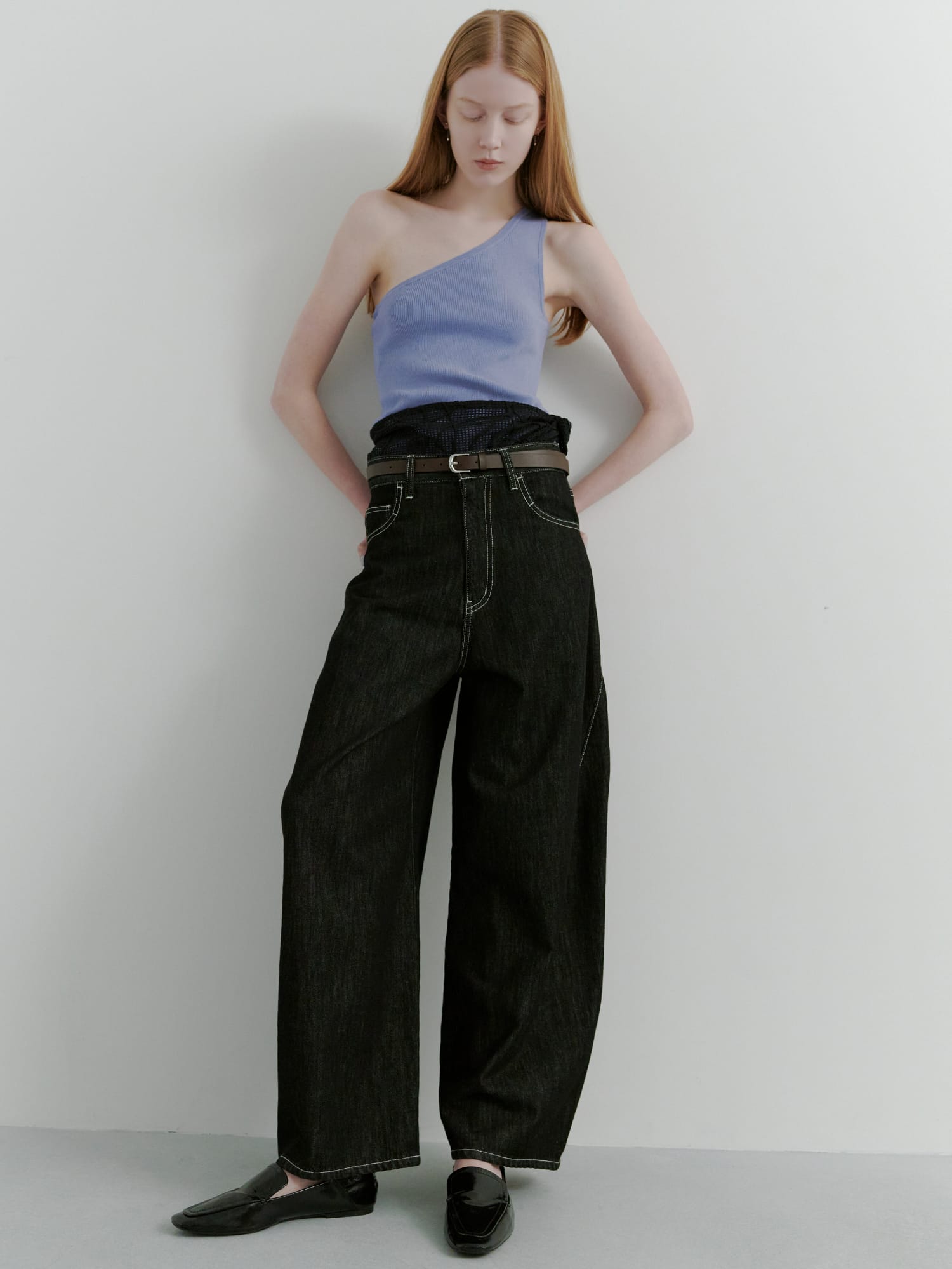 シルク混ワンショルＲＩＢニット&ハイフォルムコクーンデニム&コード刺繍スカーフ&レザーベルトを着用した女性