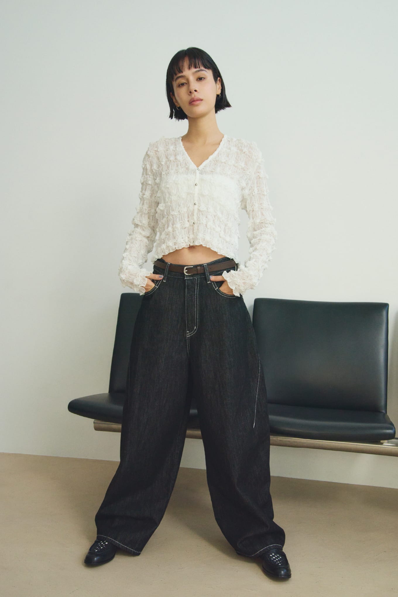 【MIESROHE COODINATE PACK 】ｶｰﾃﾞｨｶﾞﾝ×ﾛﾝｸﾞｽﾘｰﾌﾞTｼｬﾂ×ﾁｮｰｶｰ 3点ｾｯﾄ＆ﾊﾞﾐｭｰﾀﾞｼｮｰﾄﾊﾟﾝﾂを着用した女性