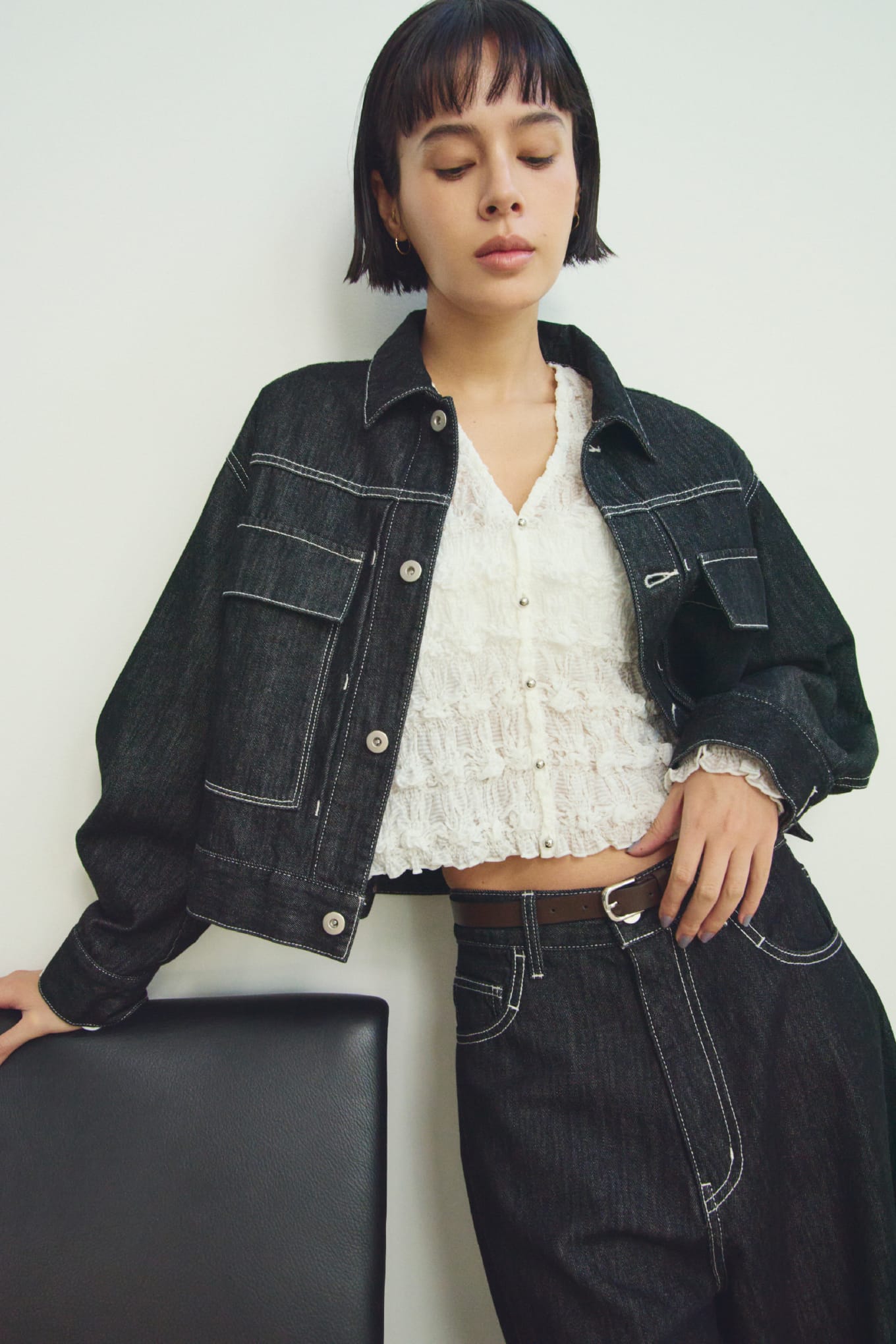 【MIESROHE COODINATE PACK 】ｶｰﾃﾞｨｶﾞﾝ×ﾛﾝｸﾞｽﾘｰﾌﾞTｼｬﾂ×ﾁｮｰｶｰ 3点ｾｯﾄ＆ﾊﾞﾐｭｰﾀﾞｼｮｰﾄﾊﾟﾝﾂを着用した女性