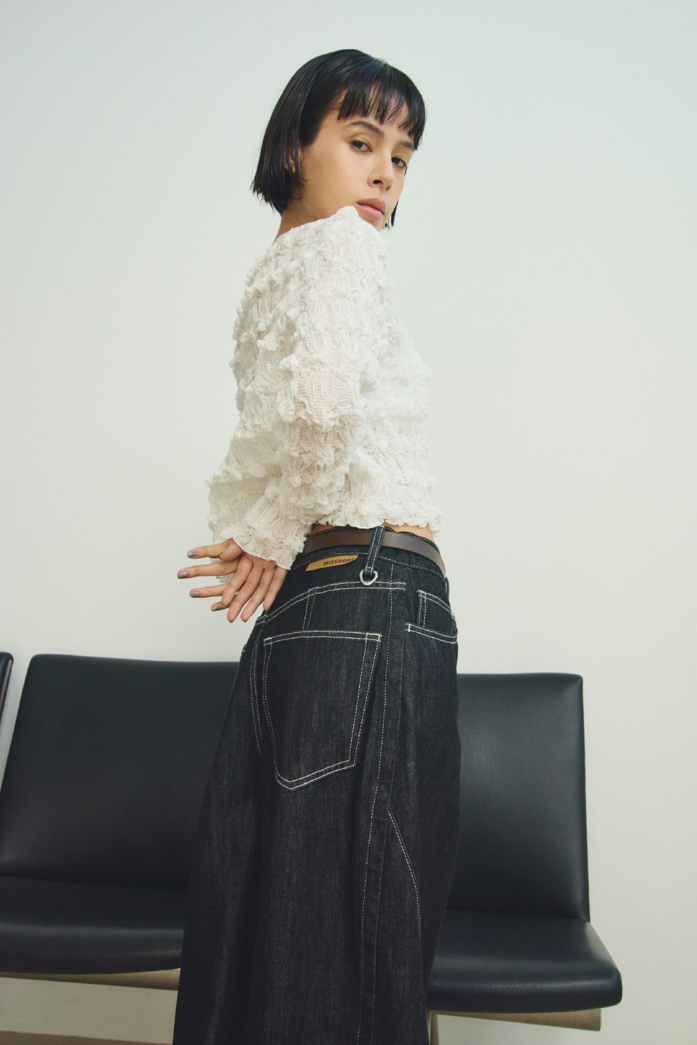 【MIESROHE COODINATE PACK 】ｶｰﾃﾞｨｶﾞﾝ×ﾛﾝｸﾞｽﾘｰﾌﾞTｼｬﾂ×ﾁｮｰｶｰ 3点ｾｯﾄ＆ﾊﾞﾐｭｰﾀﾞｼｮｰﾄﾊﾟﾝﾂを着用した女性