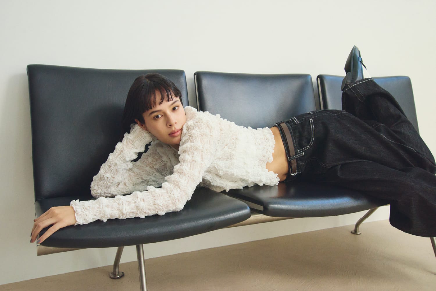 【MIESROHE COODINATE PACK 】ｶｰﾃﾞｨｶﾞﾝ×ﾛﾝｸﾞｽﾘｰﾌﾞTｼｬﾂ×ﾁｮｰｶｰ 3点ｾｯﾄ＆ﾊﾞﾐｭｰﾀﾞｼｮｰﾄﾊﾟﾝﾂを着用した女性