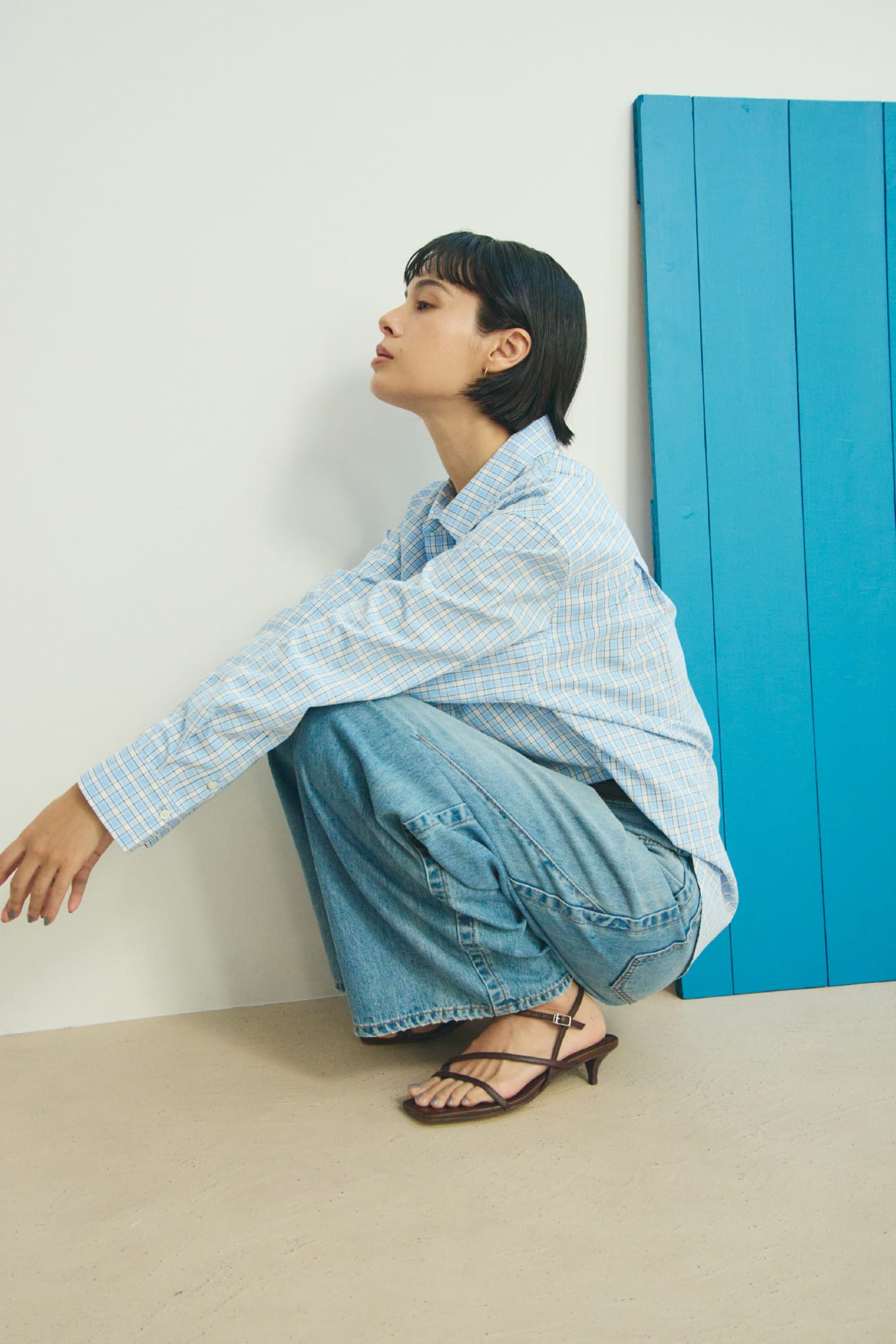 【MIESROHE COODINATE PACK 】ｶｰﾃﾞｨｶﾞﾝ×ﾛﾝｸﾞｽﾘｰﾌﾞTｼｬﾂ×ﾁｮｰｶｰ 3点ｾｯﾄ＆SKﾚｲﾔｰﾄﾞｽﾄﾚｰﾄPTを着用した女性