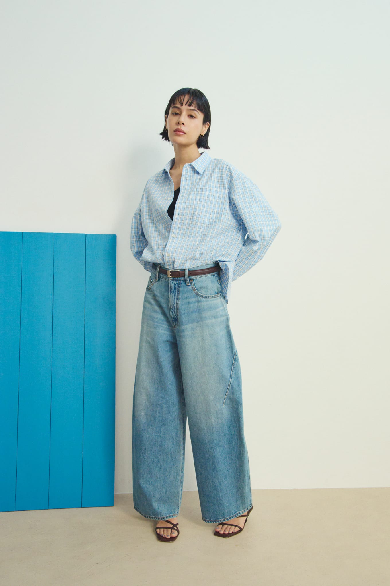 【MIESROHE COODINATE PACK 】ｶｰﾃﾞｨｶﾞﾝ×ﾛﾝｸﾞｽﾘｰﾌﾞTｼｬﾂ×ﾁｮｰｶｰ 3点ｾｯﾄ＆SKﾚｲﾔｰﾄﾞｽﾄﾚｰﾄPTを着用した女性