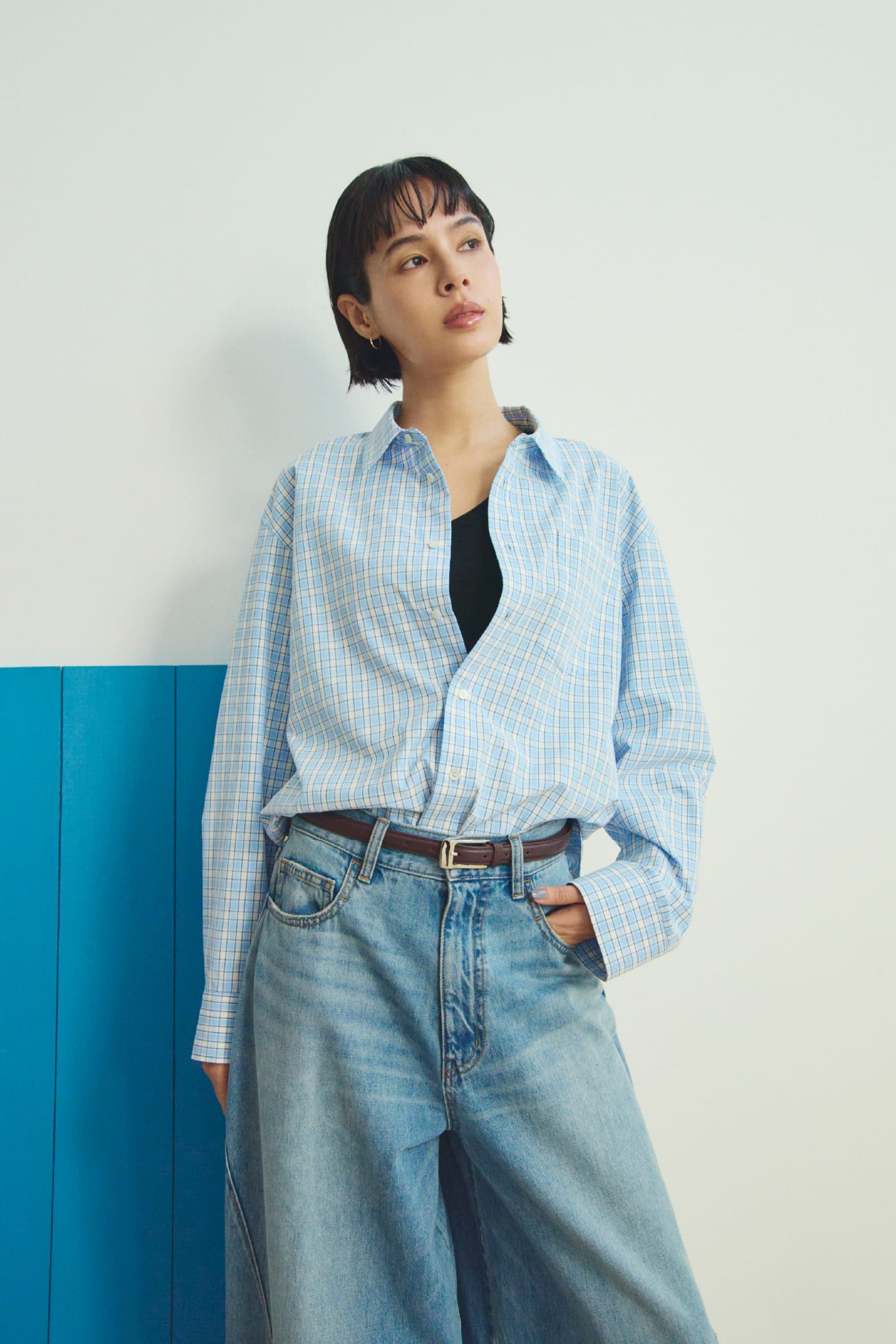 【MIESROHE COODINATE PACK 】ｶｰﾃﾞｨｶﾞﾝ×ﾛﾝｸﾞｽﾘｰﾌﾞTｼｬﾂ×ﾁｮｰｶｰ 3点ｾｯﾄ＆SKﾚｲﾔｰﾄﾞｽﾄﾚｰﾄPTを着用した女性