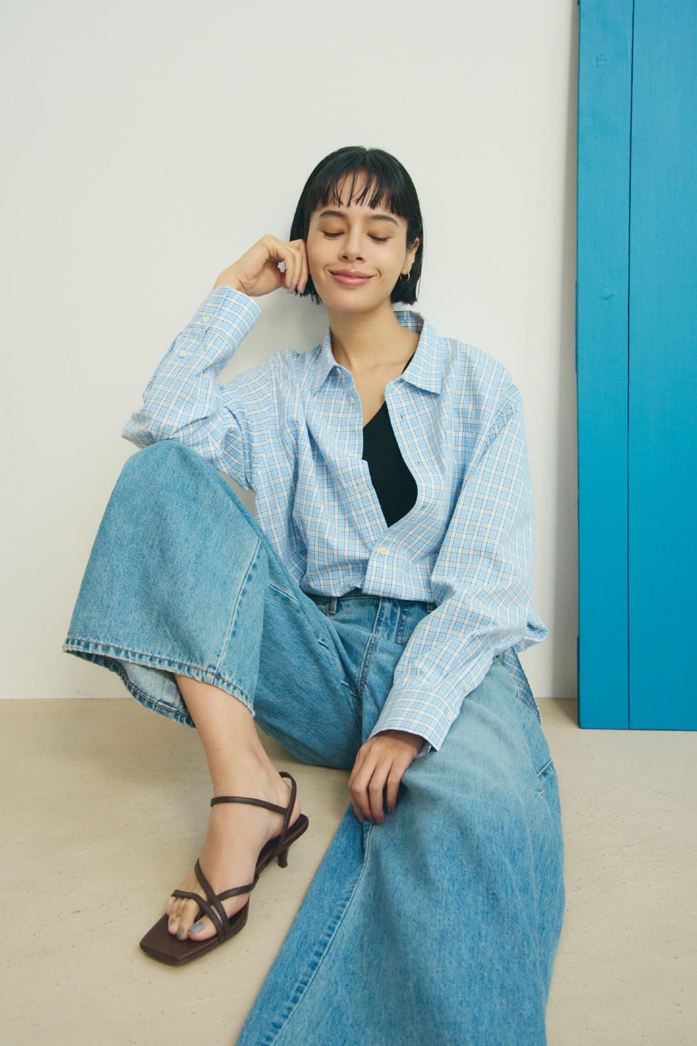 【MIESROHE COODINATE PACK 】ｶｰﾃﾞｨｶﾞﾝ×ﾛﾝｸﾞｽﾘｰﾌﾞTｼｬﾂ×ﾁｮｰｶｰ 3点ｾｯﾄ＆SKﾚｲﾔｰﾄﾞｽﾄﾚｰﾄPTを着用した女性