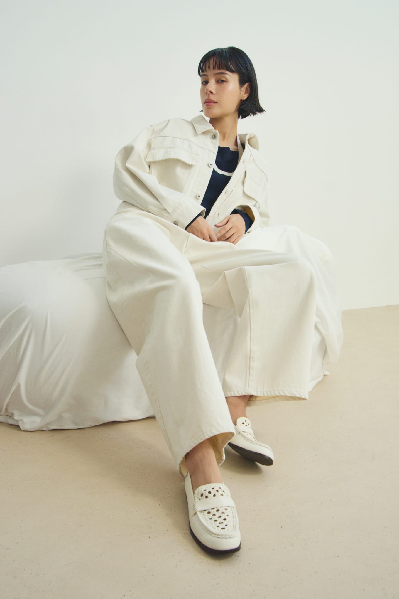 【MIESROHE COODINATE PACK 】ｶｰﾃﾞｨｶﾞﾝ×ﾛﾝｸﾞｽﾘｰﾌﾞTｼｬﾂ×ﾁｮｰｶｰ 3点ｾｯﾄ＆【MIESROHE COODINATE PACK 】ｶｰﾃﾞｨｶﾞﾝ×ﾛﾝｸﾞｽﾘｰﾌﾞTｼｬﾂ×ﾁｮｰｶｰ 3点ｾｯﾄ＆washableタートルシアーリブニット＆サイドラインエフェクトデニム＆ﾒｯｼｭﾌﾞｰﾃｨｻﾝﾀﾞﾙを着用した女性