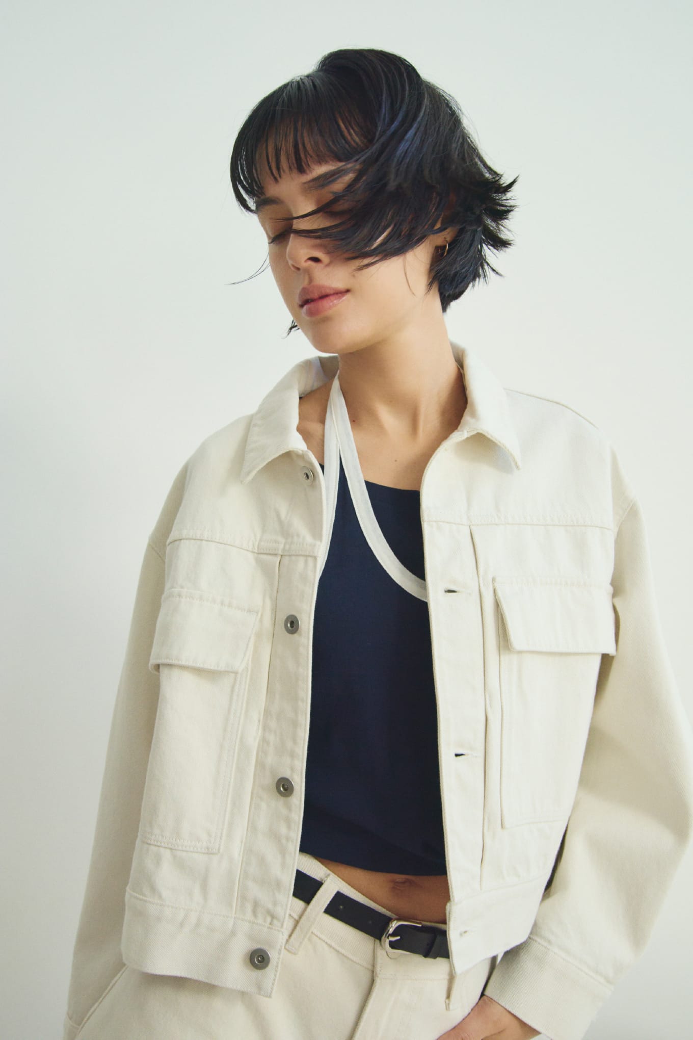 【MIESROHE COODINATE PACK 】ｶｰﾃﾞｨｶﾞﾝ×ﾛﾝｸﾞｽﾘｰﾌﾞTｼｬﾂ×ﾁｮｰｶｰ 3点ｾｯﾄ＆【MIESROHE COODINATE PACK 】ｶｰﾃﾞｨｶﾞﾝ×ﾛﾝｸﾞｽﾘｰﾌﾞTｼｬﾂ×ﾁｮｰｶｰ 3点ｾｯﾄ＆washableタートルシアーリブニット＆サイドラインエフェクトデニム＆ﾒｯｼｭﾌﾞｰﾃｨｻﾝﾀﾞﾙを着用した女性