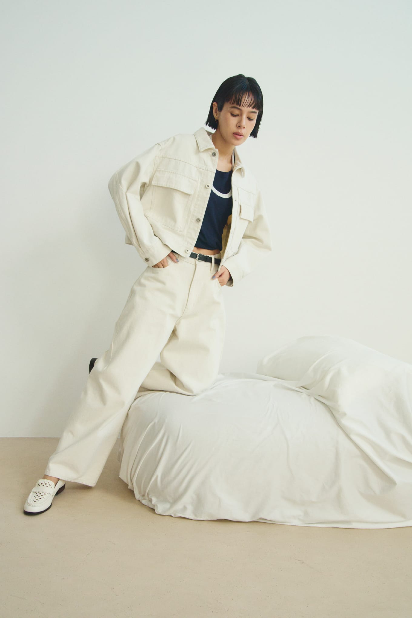 【MIESROHE COODINATE PACK 】ｶｰﾃﾞｨｶﾞﾝ×ﾛﾝｸﾞｽﾘｰﾌﾞTｼｬﾂ×ﾁｮｰｶｰ 3点ｾｯﾄ＆【MIESROHE COODINATE PACK 】ｶｰﾃﾞｨｶﾞﾝ×ﾛﾝｸﾞｽﾘｰﾌﾞTｼｬﾂ×ﾁｮｰｶｰ 3点ｾｯﾄ＆washableタートルシアーリブニット＆サイドラインエフェクトデニム＆ﾒｯｼｭﾌﾞｰﾃｨｻﾝﾀﾞﾙを着用した女性