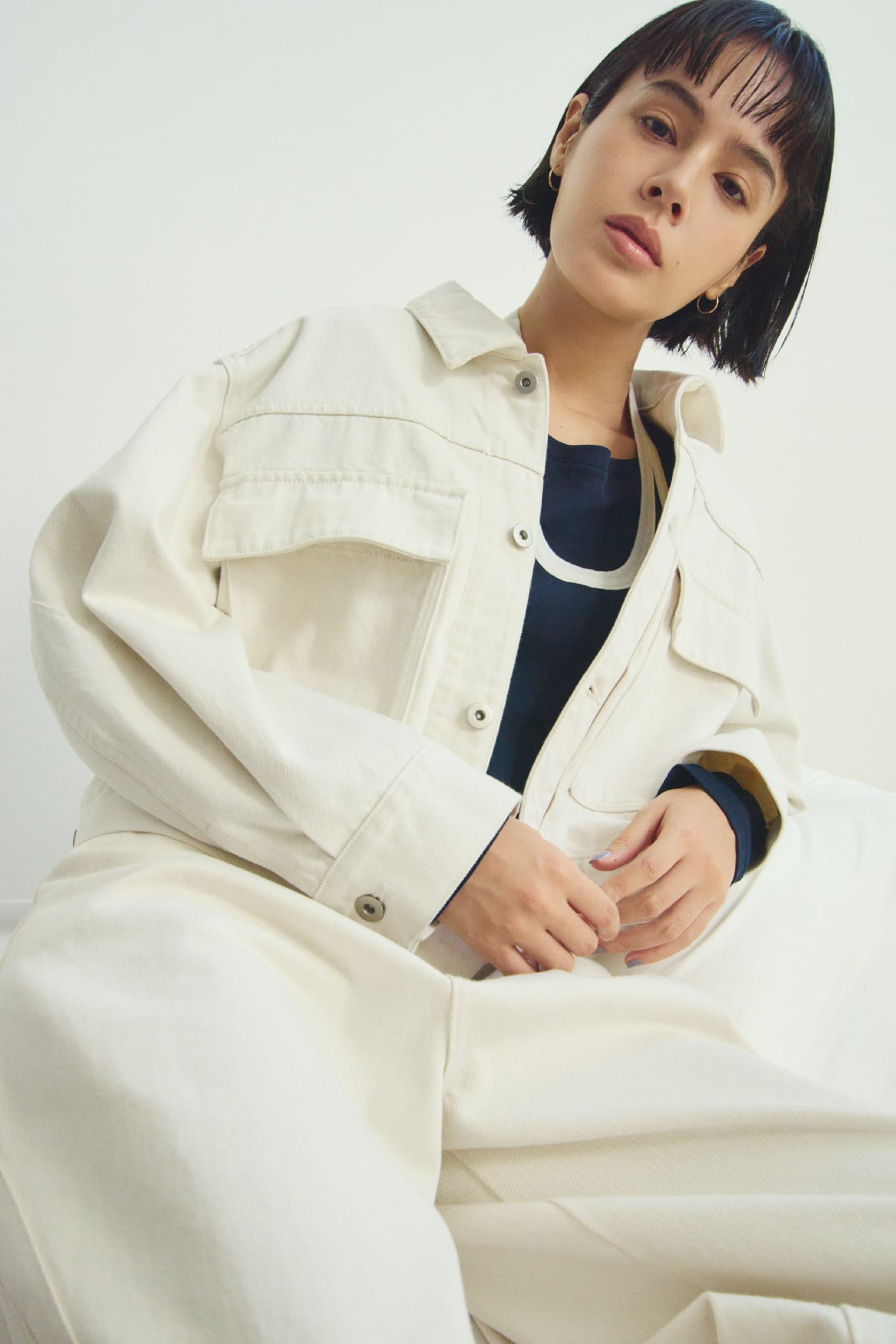 【MIESROHE COODINATE PACK 】ｶｰﾃﾞｨｶﾞﾝ×ﾛﾝｸﾞｽﾘｰﾌﾞTｼｬﾂ×ﾁｮｰｶｰ 3点ｾｯﾄ＆【MIESROHE COODINATE PACK 】ｶｰﾃﾞｨｶﾞﾝ×ﾛﾝｸﾞｽﾘｰﾌﾞTｼｬﾂ×ﾁｮｰｶｰ 3点ｾｯﾄ＆washableタートルシアーリブニット＆サイドラインエフェクトデニム＆ﾒｯｼｭﾌﾞｰﾃｨｻﾝﾀﾞﾙを着用した女性