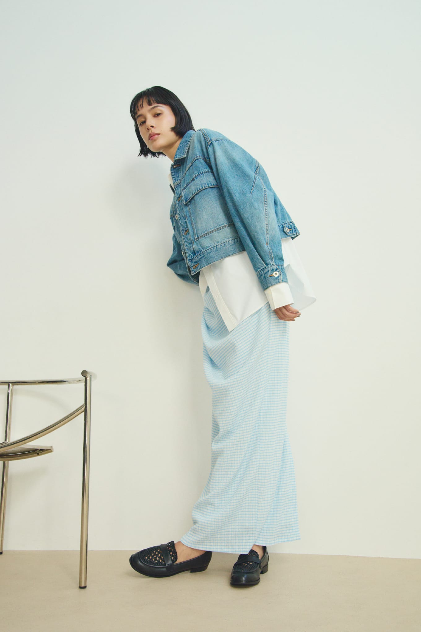 【MIESROHE COODINATE PACK 】ｶｰﾃﾞｨｶﾞﾝ×ﾛﾝｸﾞｽﾘｰﾌﾞTｼｬﾂ×ﾁｮｰｶｰ 3点ｾｯﾄ＆【MIESROHE COODINATE PACK 】ｶｰﾃﾞｨｶﾞﾝ×ﾛﾝｸﾞｽﾘｰﾌﾞTｼｬﾂ×ﾁｮｰｶｰ 3点ｾｯﾄ＆washableタートルシアーリブニット＆サイドラインエフェクトデニム＆ﾒｯｼｭﾌﾞｰﾃｨｻﾝﾀﾞﾙを着用した女性