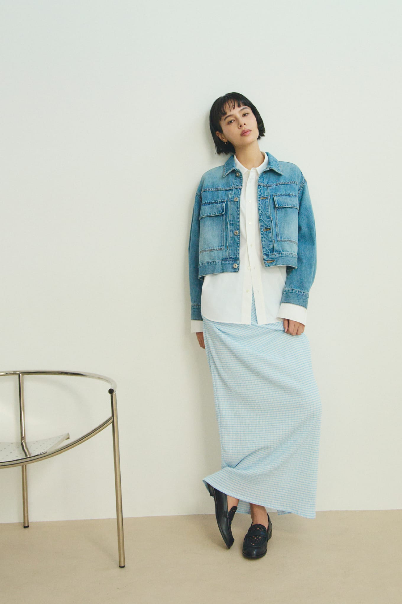 【MIESROHE COODINATE PACK 】ｶｰﾃﾞｨｶﾞﾝ×ﾛﾝｸﾞｽﾘｰﾌﾞTｼｬﾂ×ﾁｮｰｶｰ 3点ｾｯﾄ＆【MIESROHE COODINATE PACK 】ｶｰﾃﾞｨｶﾞﾝ×ﾛﾝｸﾞｽﾘｰﾌﾞTｼｬﾂ×ﾁｮｰｶｰ 3点ｾｯﾄ＆washableタートルシアーリブニット＆サイドラインエフェクトデニム＆ﾒｯｼｭﾌﾞｰﾃｨｻﾝﾀﾞﾙを着用した女性