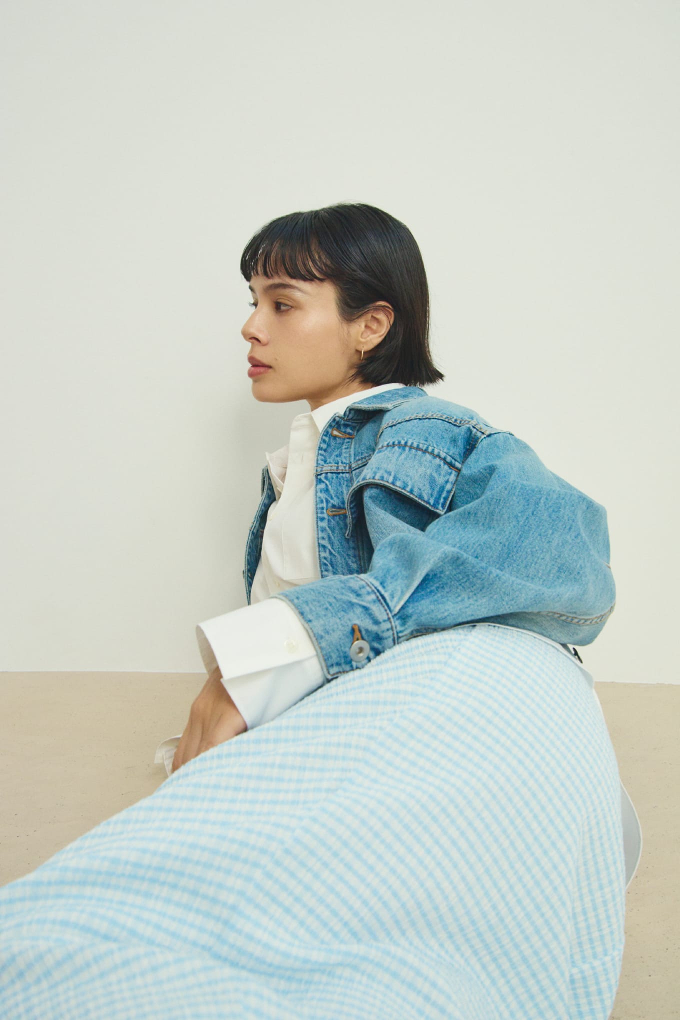 【MIESROHE COODINATE PACK 】ｶｰﾃﾞｨｶﾞﾝ×ﾛﾝｸﾞｽﾘｰﾌﾞTｼｬﾂ×ﾁｮｰｶｰ 3点ｾｯﾄ＆【MIESROHE COODINATE PACK 】ｶｰﾃﾞｨｶﾞﾝ×ﾛﾝｸﾞｽﾘｰﾌﾞTｼｬﾂ×ﾁｮｰｶｰ 3点ｾｯﾄ＆washableタートルシアーリブニット＆サイドラインエフェクトデニム＆ﾒｯｼｭﾌﾞｰﾃｨｻﾝﾀﾞﾙを着用した女性